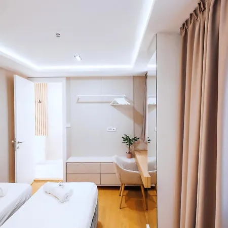 Rooftop Experience, Modern Luxury & Views Lejlighed Beograd